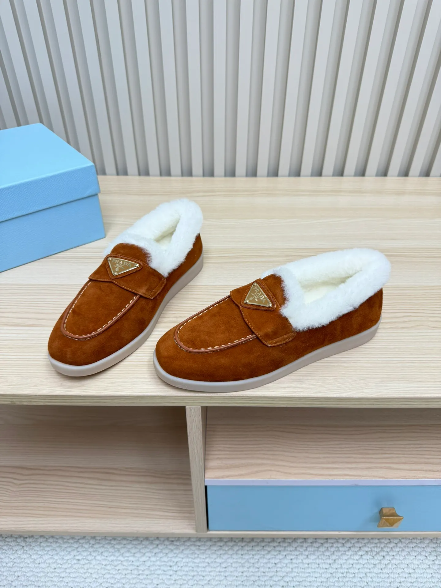p580 Prada couple loafers｜Winter warmth and good looks at the same time online❄️👫 This is the C position of the shoe cabinet this autumn and winter! Prada's new couple's loafers are high-end yet still stylish~ ✨Imported frosted cowhide fabric, exquisite texture and high-end at first glance 🐑Australian imported sheepskin fur integrated lining, maximum warmth retention! It is also super warm to wear in winter in the north. 🔺The classic triangle logo embellishes the upper, which is simple and elegant, with perfect recognition. 💯Original TPU absorbent film outsole, non-slip, wear-resistant and durable. A must-have item for couples to go out on the street! The upper foot instantly enhances the overall outfit level, whether it is paired with a coat or a down jacket, it looks great ~ #Prada Loafers #coupleshoesrecommend #wintermusthaveshoes #luxurywear Outfit Fabric: Imported two-layer frosted cowhide Lining: Sheepskin imported from Australia One piece Outsole: Original Tpu absorbent film outsole Female size: 35~41 (customized in 41) Male size: 39~45 (customized in 45)